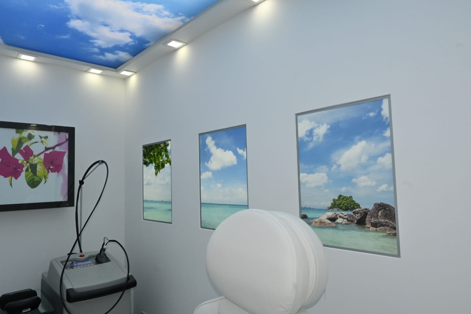 Clinic room with a blue sky ceiling panel and a treatment chair